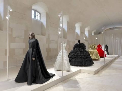 Balenciaga: Discover Iconic Handbags, Fashion & Luxury Trends